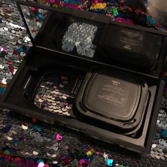 💟PRICE LOWERED💟Nars light 5 Figi Foundation - Picture 2 of 6